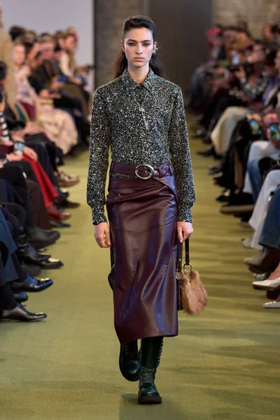 Look 16